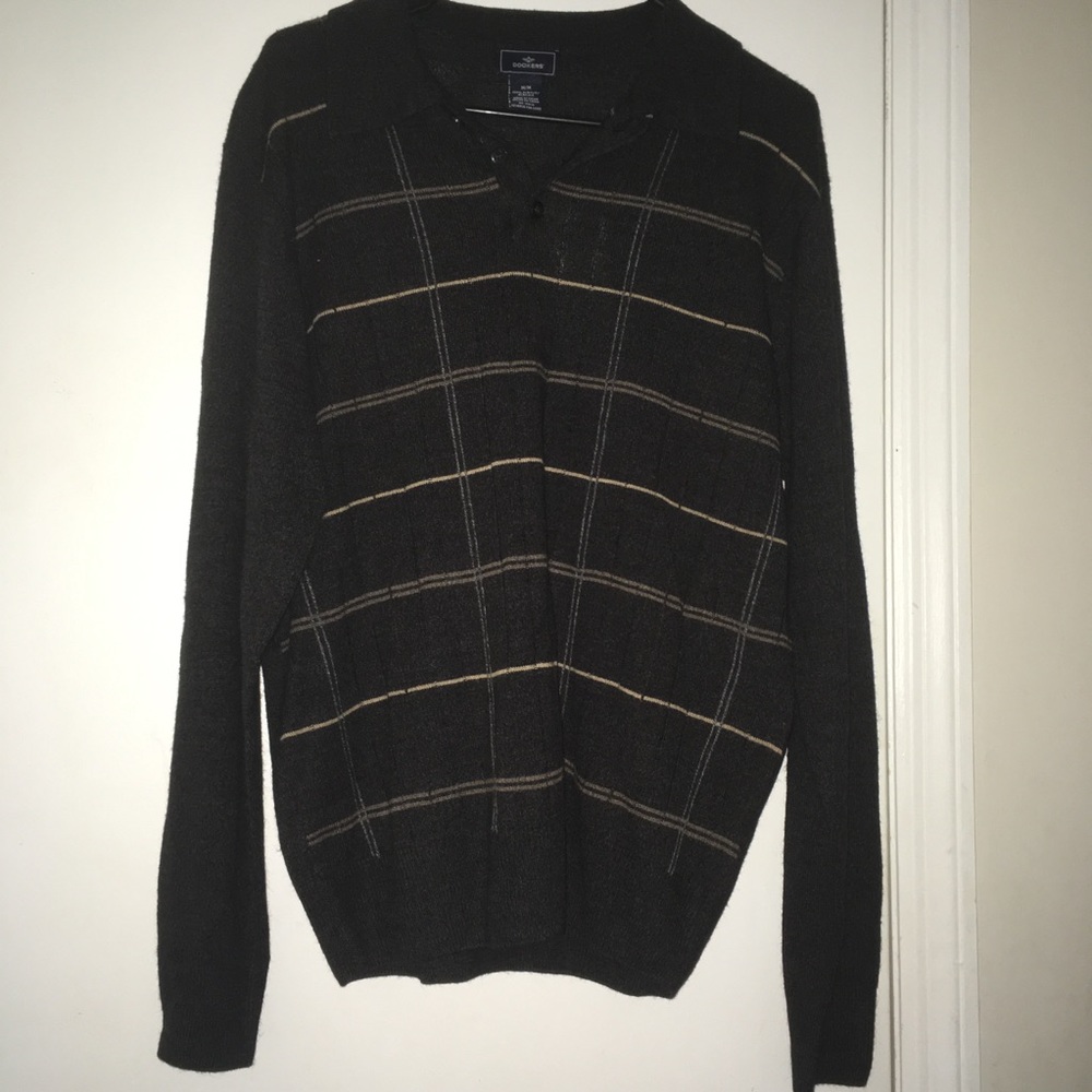 Dockers Men Sweater with two button up at neck med